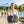 In einem Freibad steht eine Frau mit einer Filztasche in der Badesachen sind. Auf der Filztasche ist eine braune Kuh mit buntem Almkranz eingestickt.
