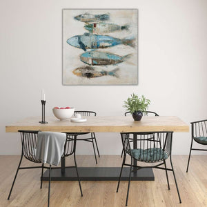 Über dem esstisch im Esszimmer hängt ein handgemaltes Acrylgemälde oder Bild von einem Fischschwarm.