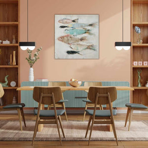 Über dem Esstisch im Esszimmer hängt ein Bild von einem Fischschwarm. Die Farben der Fische passen hervorragend zu den Möbeln des Esszimmers.