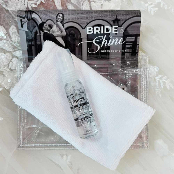 In einer kleinen aber praktischen Tasche kommt das Bride & Shine Reinigungsset für Brautkleider. Der beste Fleckenentferner für Brautkleider.