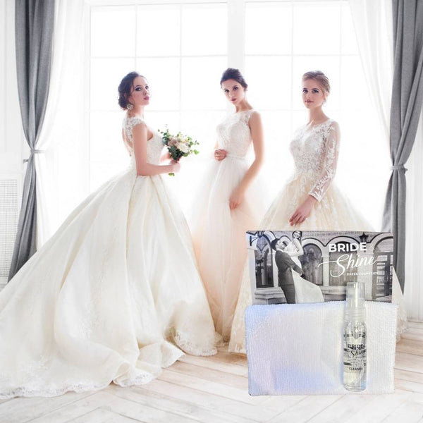 Der Fleckentferner für Dein Brautkleid heißt Bride & Shine. Mach es wie die drei Bräute auf dem Bild und habe den Fleckentferner immer mit dabei.