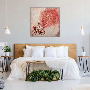 In einem Schlafzimmer im Landhaus Stil hängt ein wunderschönes Gemälde in unterschiedlichen rot Tönen an der grauen Wand. Das Gemälde Flowers in the Air passt sehr harmonisch in das Schlafzimmer