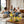 Eine Gruppe junger Frauen sitzen im Wohnzimmer auf einem Sofa. Alle trinken FRANZI Zitronenrollen Likör. Im Vordergrund steht auf dem Wohnzimmertisch die Flasche mit der Aufschrift FRANZI. Alle auf dem Bild sind glücklich und lachen. Es ist Mädelsbend.