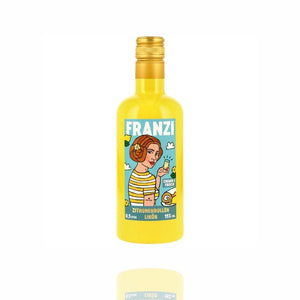 In der Mitte des Bildes befindet sich eine gelbe Flasche. Auf ihr steht FRANZI Zitronenrollen Likör.
