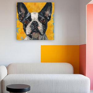 Von einem Gemälde schaut ein Fluffy Frenchie. Die schwarz weiße Französische Bulldogge hängt an einer weißen Wand. Das Gemälde hat einen gelben Hintergrund.