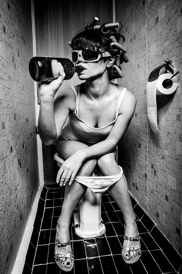 Nach der Party 60 x 90 cm Frau auf der Toilette trinkt aus der Flasche, Imageland