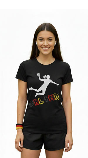 Eine Handballspielerin trägt das schwarze T-Shirt in den Farben der Deutschlandflagge mit dem Aufdruck einer Spielerin die auf das Tor wirft. Die Buchstaben GRL PWR stehen in Schwarz, Rot, Gold auf dem Damen T-Shirt für echte Handballfans.