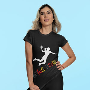 Deutscher Frauenhandball Fan T-Shirt in Schwarz, das die Silhouette einer Handballspielerin im Sprungwurf zeigt. Darunter ist der "GRL PWR"-Slogan in den Deutschlandfarben (Schwarz, Rot, Gold) zu sehen. Das Shirt wird von einer jungen Frau vor einem hellblauen Studiohintergrund präsentiert.