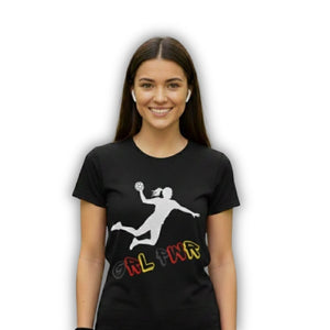 Deutscher Frauenhandball Fan T-Shirt in Schwarz mit weißer Silhouette einer Handballspielerin beim Sprungwurf; darunter der Schriftzug "GRL PWR" in den Farben Schwarz, Rot und Gold (Deutschlandfarben), getragen von einer lächelnden, jungen Frau.