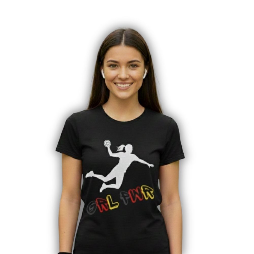 Deutscher Frauenhandball Fan T-Shirt in Schwarz mit weißer Silhouette einer Handballspielerin beim Sprungwurf; darunter der Schriftzug "GRL PWR" in den Farben Schwarz, Rot und Gold (Deutschlandfarben), getragen von einer lächelnden, jungen Frau.