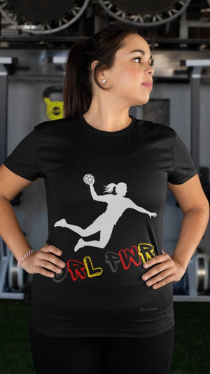 Ein schwarzes Handball Fan T-Shirt mit den Zeichen für Girl Power ist in einer großen Größe an einer jungen Frau angezogen.