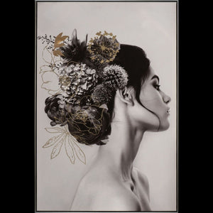 Eine wunderschöne Frau mit schwarzen Haaren trägt viele Blumen und Blüten in ihren Haaren. Das Frauenporträt wurde mit goldfarbener Metallfolie veredelt.