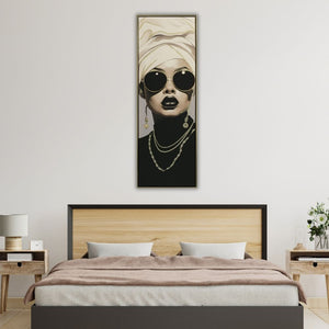 Über einem Bett im Schlafzimmer hängt ein schmales Bild oder Acrylgemälde. Auf dem Gemälde ist eine arabische Frau im Luxusstyle zu sehen.