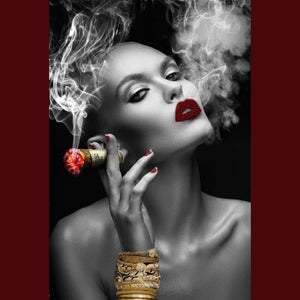 Eine rauchende Frau mit einer übergroßen brennenden Zigarette und blutroten Lippen schaut in die Kamera. Sie hat am rechten Handgelenk viele goldenen Armreifen. Rauch kommt aus ihrem Mund und aus der Zigarette.
