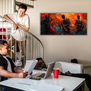 Ein Jazzkonzert von drei musikern ist auf einem Kunstdruck mit Rahmen in einem Wohnzimmer zu sehen.