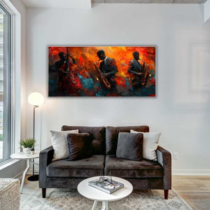 Ein Kunstdruck von drei Jazzmusikern die ein Jazzkonzert spielen hängt an der Wand über einem Sofa.
