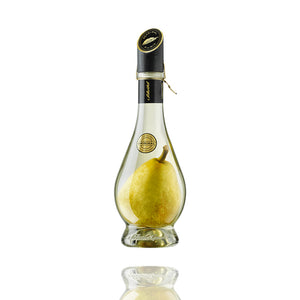 In einer Flasche ist eine ganze Williams Christ Birne. Aufgefüllt ist die formschöne Flasche mit Feinstem Williams Christ Birnenbrand.
