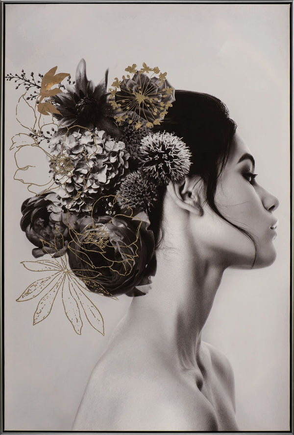 Die wunderschöne Dame auf dem Acryl Gemälde trägt Blumen in den Haaren.