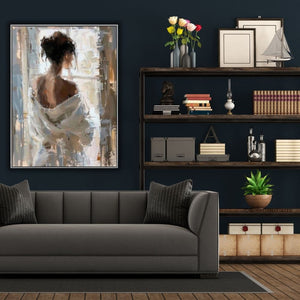 In einem Zimmer mit dunkelblauer Tapete steht ein Regal und ein Sofa. Über dem Sofa hängt ein Bild von einer Frau im Bademantel. Sie schaut aus dem Fenster und man sieht ihren schönen Rücken.