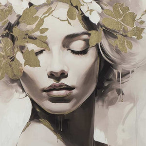 Ein Gemälde zeigt das Gesicht einer Frau mit geschlossenen Augen im Profil. Ihr Haar und ein Teil ihrer linken Wange sind mit einem goldfarbenen, texturierten Muster aus Blättern und Blüten bedeckt. Das Gesicht ist in gedeckten Tönen von Creme, Grau und Schwarz gemalt, mit sichtbaren Pinselstrichen und tropfenden Farbeffekten. Goldene Farbe akzentuiert auch ihre Lippen und den Hals. Der Hintergrund ist ein heller, abstrakter Farbverlauf.