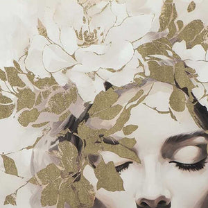 Ein Nahaufnahme-Ausschnitt eines Gemäldes zeigt das Gesicht einer Frau mit geschlossenen Augen, gemalt in gedeckten Tönen. Ihr Haar und ein Teil ihrer Stirn sind mit skizzierten weißen Blumen und abstrakten, goldfarbenen, texturierten Blattformen bedeckt. Das Gold hat eine körnige, glitzernde Oberfläche. Der Malstil ist locker und expressiv.