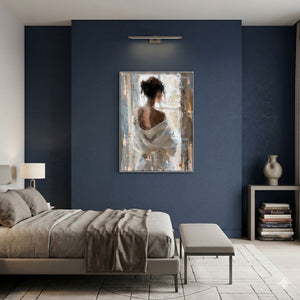 Eine junge Frau im Bademantel wurde von Hand gemalt. Das gerahmte Acrylgemälde hängt in einem Schlafzimmer über dem Bett