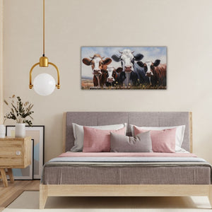 Schlafzimmer-Deko-Idee mit dem Rinder-Gemälde Milky Four über dem Kopfteil eines modernen Betts, kombiniert mit einer eleganten Designer-Hängelampe und Holznachttisch.