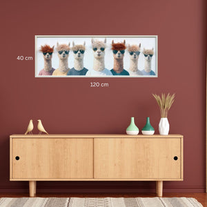 An einer rotbraunen Wand hängt ein Bild mit sieben Lamas. Die lamas haben wilde Kunsthaare als Frisur und tragen eine Sonnenbrille. das schmale Bild im Querformat hat die Maße 40 cm x 120 cm und hat einen schmalen hellen Holzrahmen.
