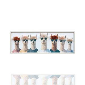 Auf eine gerahmten Bild sind sieben Lamas zu sehen. Sie tragen auffallende Frisuren aus Kunsthaar oder Kunstfell. Alles sieben Lamas tragen eine dunkle Sonnenbrill. Das Gemälde hat einen hellen Holzrahmen.