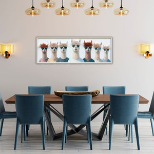 In einem Esszimmer an der Wand hängt ein Bild mit sieben Lamas. Alles Lamas tragen Frisuren aus Kunsthaar oder Kunstfell und auffällige Sonnenbrillen.
