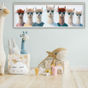 Sieben Lamas mit schrillen Frisuren aus Kunstfell schauen von einem Bild in ein Kinderzimmer. Die sieben Lamas sind die Boyband Lama Pacos.