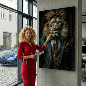 Die engagierte Sekretärin betrachtet das eindrucksvolle Gemälde, welches die Stärke und Macht ihres Vorgesetzten symbolisiert. Sie sieht in dem majestätischen Löwen die Führungsqualitäten ihres Teamleaders, den sie im täglichen Geschäft loyal unterstützt. 