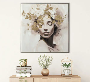 Kunstvolles Gemälde in Pastellfarben und Glitzerfolie von einer hübschen Frau mit Blumen in den Haaren. Das Gemälde hängt an der wand über dem Sideboard