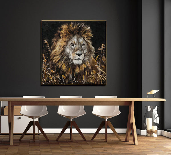 Bild von einem afrikanischen großen Löwen mit großer Mähne auf einem schwarzen oder dunklen Untergrund. 
