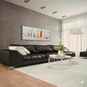 Ein modernes Wohnzimmer-Ambiente mit einem großen dunklen Ledersofa und einem hellen Teppich, über dem ein handgemaltes Acrylgemälde mit bunten Segelbooten als zentraler Blickfang an einer grauen Wand in Betonoptik hängt.