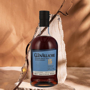 Der Glenallacchie Single Malt Scotch Whisky kommt in einer schicken Flasche mit blauem Etikett 