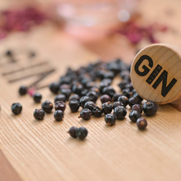 DIN42929 der neue Gin aus Wermelskirchen ist auf Wacholderbasisi jeoch wesentlich milder als die meisten Ginsorten.