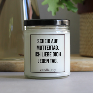 Die perfekte Idee nicht nur zum Muttertag ist diese Duftkerze mit Spruch von Candle Guy.