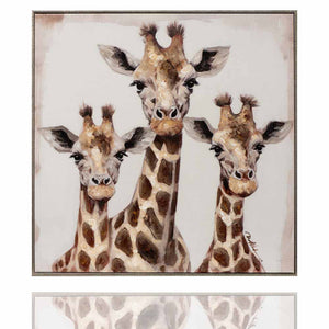Drei Giraffen schauen von einem Acrylgemälde. Diese Giraffen sind Netzgiraffen aus dem südlichen oder östlichen Afrika.