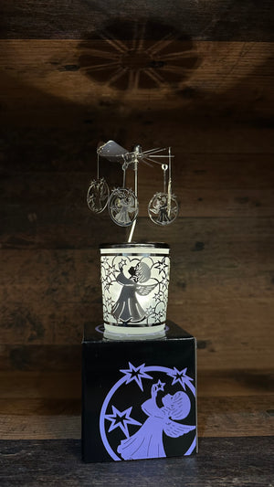 Glas-Karusell-Windlicht mit kleinen Engeln und Sternen mit einer schönen Geschenkbox.
