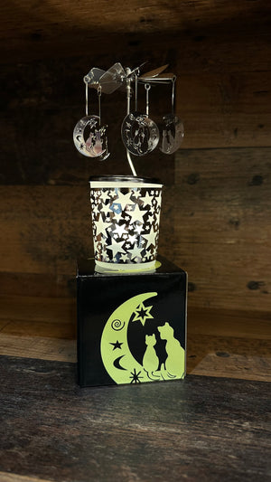 Auf einem schönen Geschenkarton steht das Windlicht mit den Katzen ,die in einer Mondsichel sitzen.