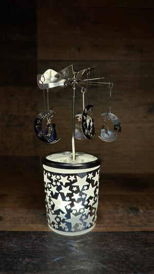 Zwei Katzen sitzen in einer Mondsichel und schauen in die Sterne. Dieses schicke Windlicht aus satiniertem Glas ist bei Katzenfreunden sehr beliebt.