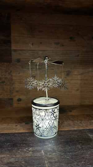 Windlicht mit Schneeflocken. Oben ist ein Karusell mit Schneeflocken in der Farbe Siilber