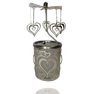 Das Glas Karusell Windlicht trägt an den Flügeln Anhänger mit Herzen