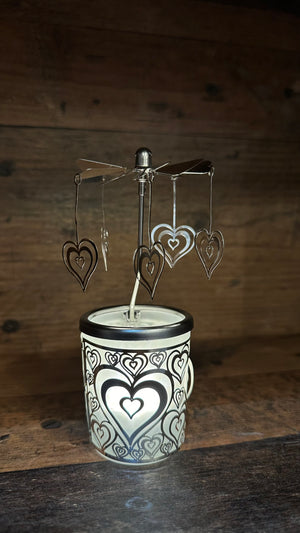 Das Glas Krusell Windlicht wird durch ein Teelicht angetrieben. Durch das satinierte Glas mit vielen herzen scheint das Teelicht durch.