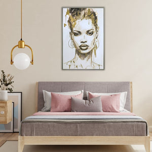 Modern eingerichtetes Wohnzimmer mit dem großformatigen Frauenporträt-Gemälde „Gold covered Beauty“ an einer dunkelgrauen Wand. Das kontrastreiche Kunstwerk mit goldenen Akzenten hängt harmonisch über einem cognacbraunen Ledersessel, flankiert von minimalistischen Pendelleuchten aus Holz und einem passenden Massivholz-Beistelltisch.