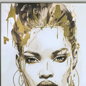 Detailaufnahme des modernen Frauenporträt-Gemäldes „Gold covered Beauty“ . Die Nahaufnahme zeigt die feine Struktur der schwarz-weißen Aquarell-Skizze und die plastisch aufgetragene, glänzende Gold-Metallfolie im Haar und Gesicht der Frau. Ein edles Leinwandbild mit fühlbaren Goldelementen und Metall-Rahmen im Detail.