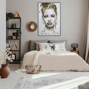 Stilvolles Wandbild fürs Schlafzimmer: Das gerahmte Frauen-Gemälde „Gold covered Beauty“ mit goldenen Akzenten inszeniert in einem harmonischen Raumkonzept aus Naturtönen, Beige und Grau. Ein elegantes Kunstwerk als Blickfang in einem Schlafzimmer.