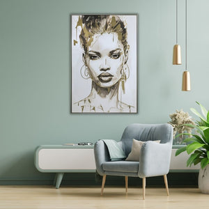Elegante Wohnzimmer-Inspiration mit dem gerahmten Frauenporträt-Gemälde „Gold covered Beauty“ an einer salbeigrünen Wand. Das moderne Schwarz-Weiß-Wandbild mit glänzenden Goldakzenten hängt über einem stilvollen Sideboard und harmoniert perfekt mit einem hellblauen Polstersessel, goldenen Pendelleuchten und grünen Zimmerpflanzen.