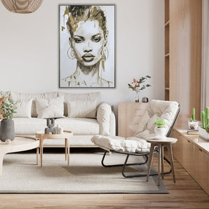 Modernes Wandbild fürs Wohnzimmer: Das gerahmte Frauen-Gemälde „Gold covered Beauty“  im ausdrucksstarken Skizzen-Stil mit Blattgold-Details. Stilvoll platziert als zentraler Blickfang über einer gemütlichen Couch-Garnitur in Beige- und Erdtönen.